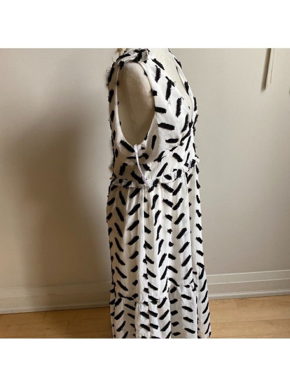 Ali + Jay A-line embroidered dress BNWOT sz Large black white ruffle hem - Picture 4 of 10